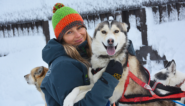 Escursione con gli husky in inverno