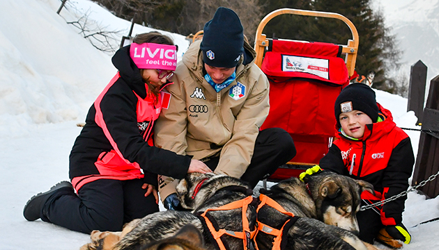 cani da slitta e bambini prima dello sleddog in valtellina